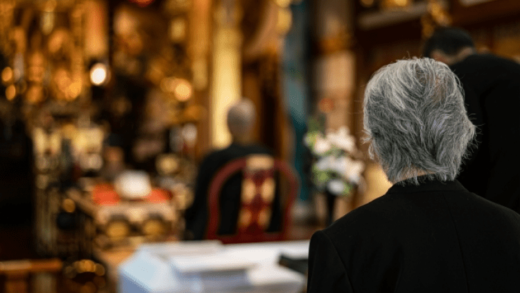 慈恩院の住職がお経をあげている様子