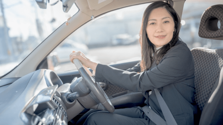 車を運転してお迎えに行く様子